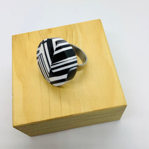 Round black and white ring